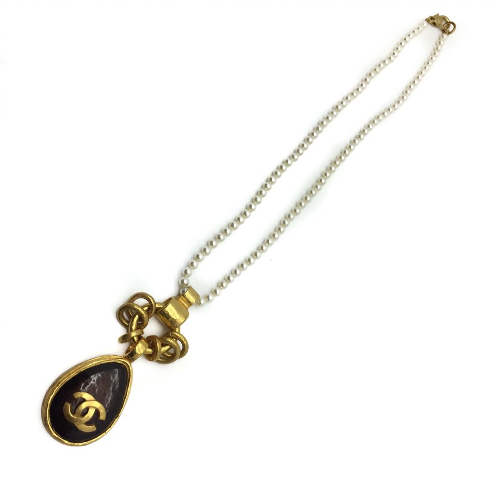 Vintage CHANEL 1997 Pendant & Pearl Rope