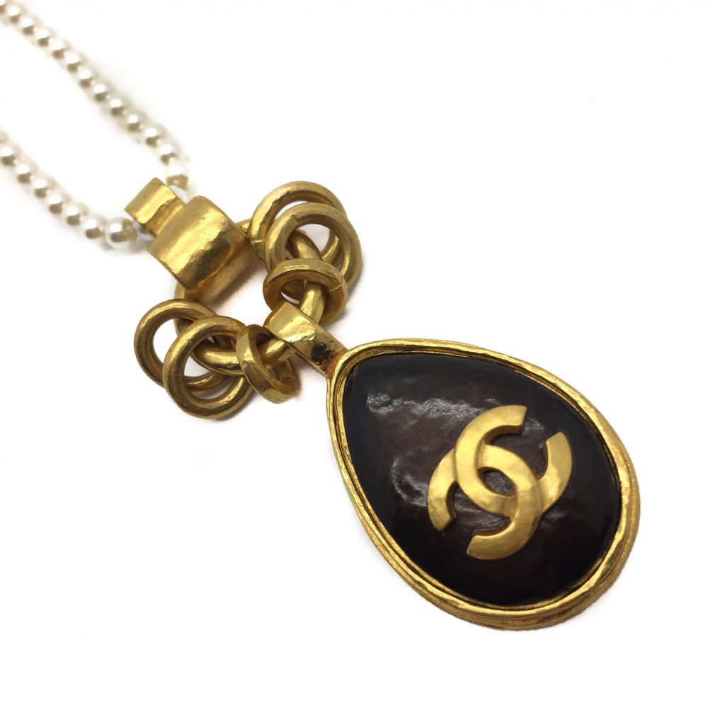 Vintage CHANEL 1997 Pendant & Pearl Rope