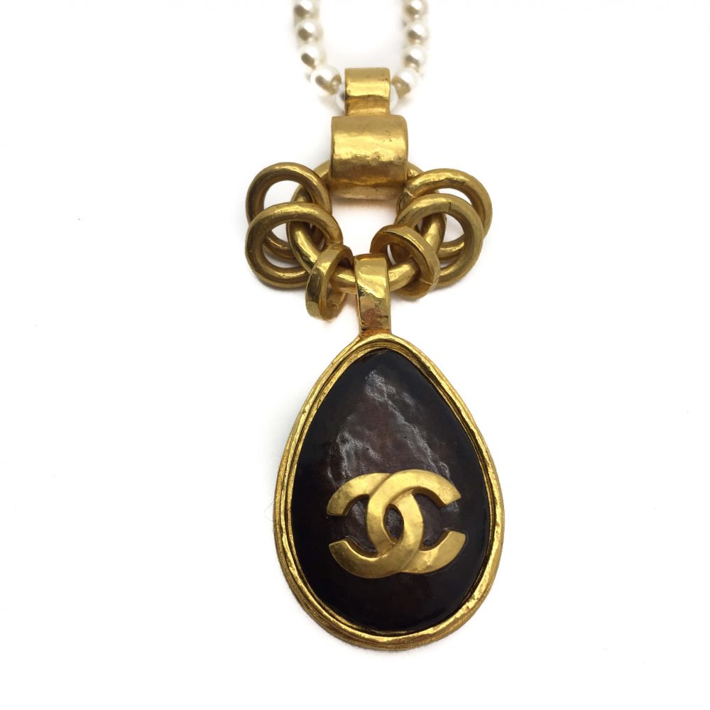 Vintage CHANEL 1997 Pendant & Pearl Rope