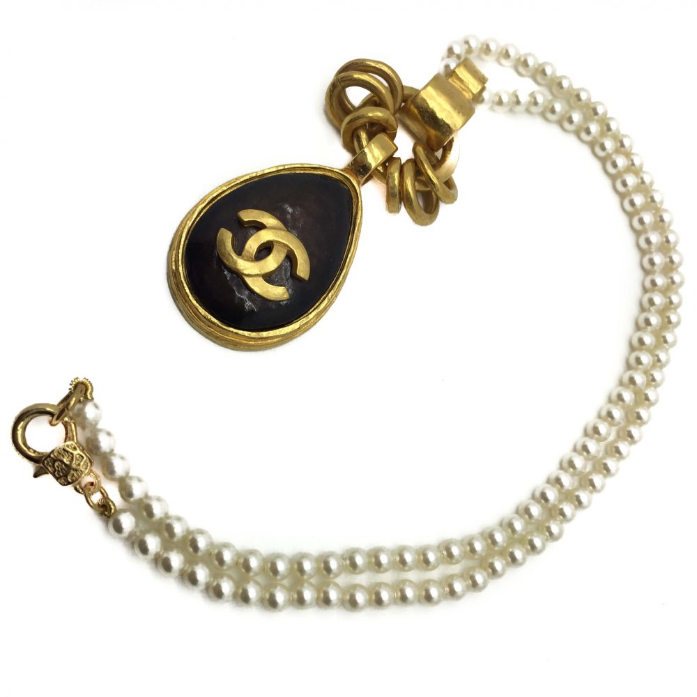 Vintage CHANEL 1997 Pendant & Pearl Rope