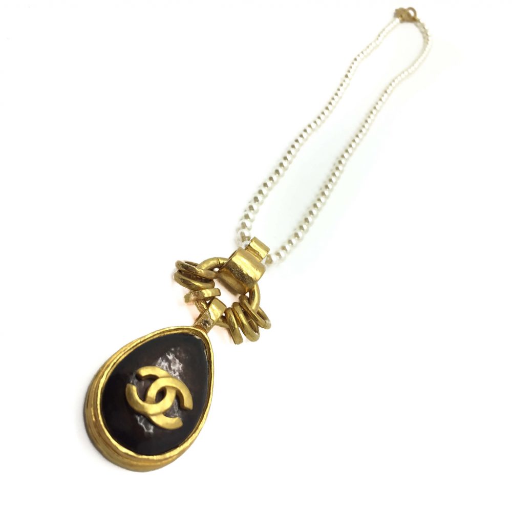 Vintage CHANEL 1997 Pendant & Pearl Rope