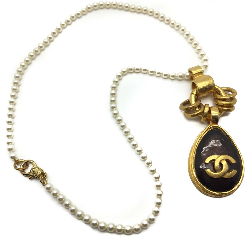 Vintage CHANEL 1997 Pendant & Pearl Rope