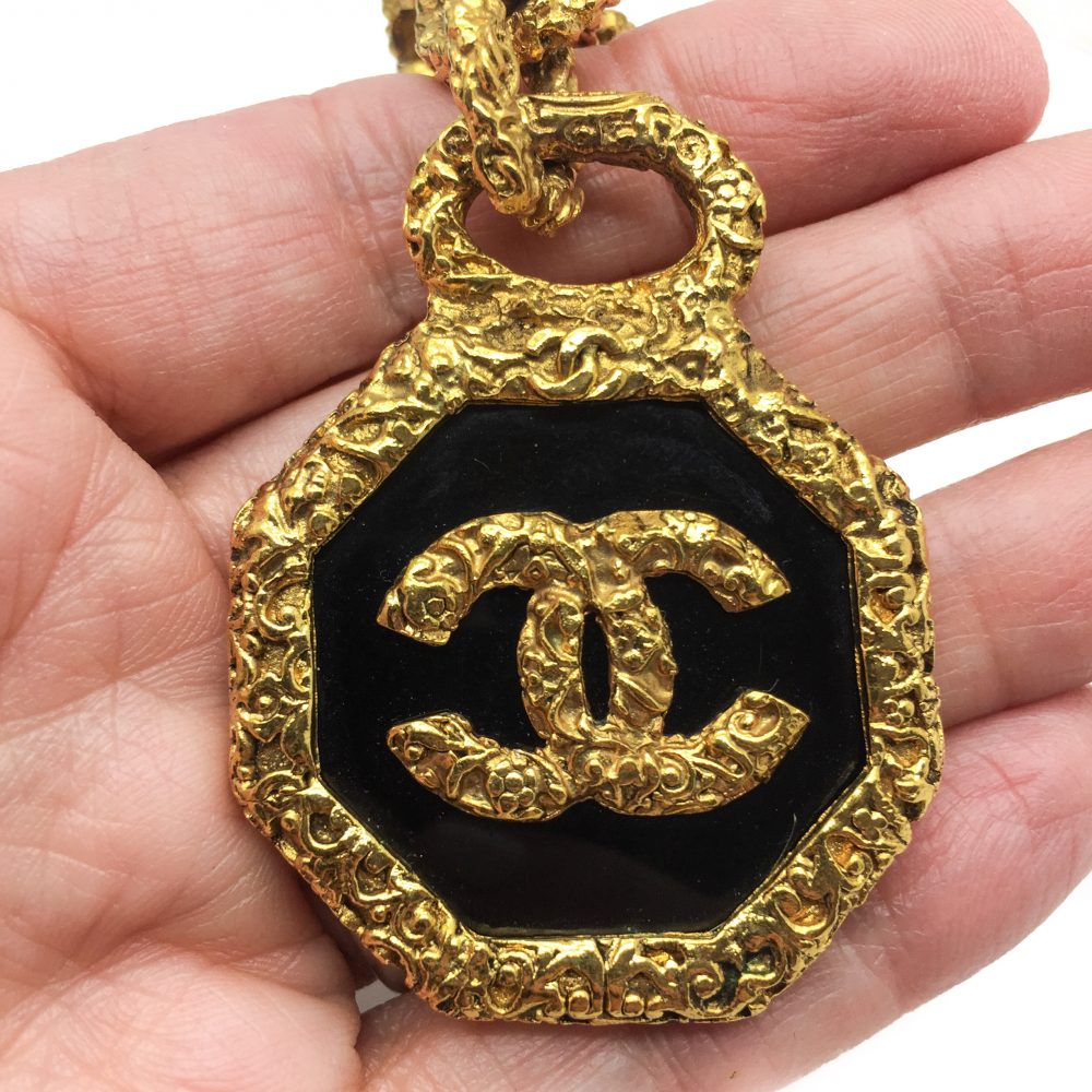Chanel Charm Bracelet, Vintage Chanel, Chanel Jewellery, Vintage Costume Jewellery, Vintage Jewellery, Vintage Necklace, Vintage Jewelry, Jewellery Shop, Costume Jewellery, Vintage Costume Jewellery