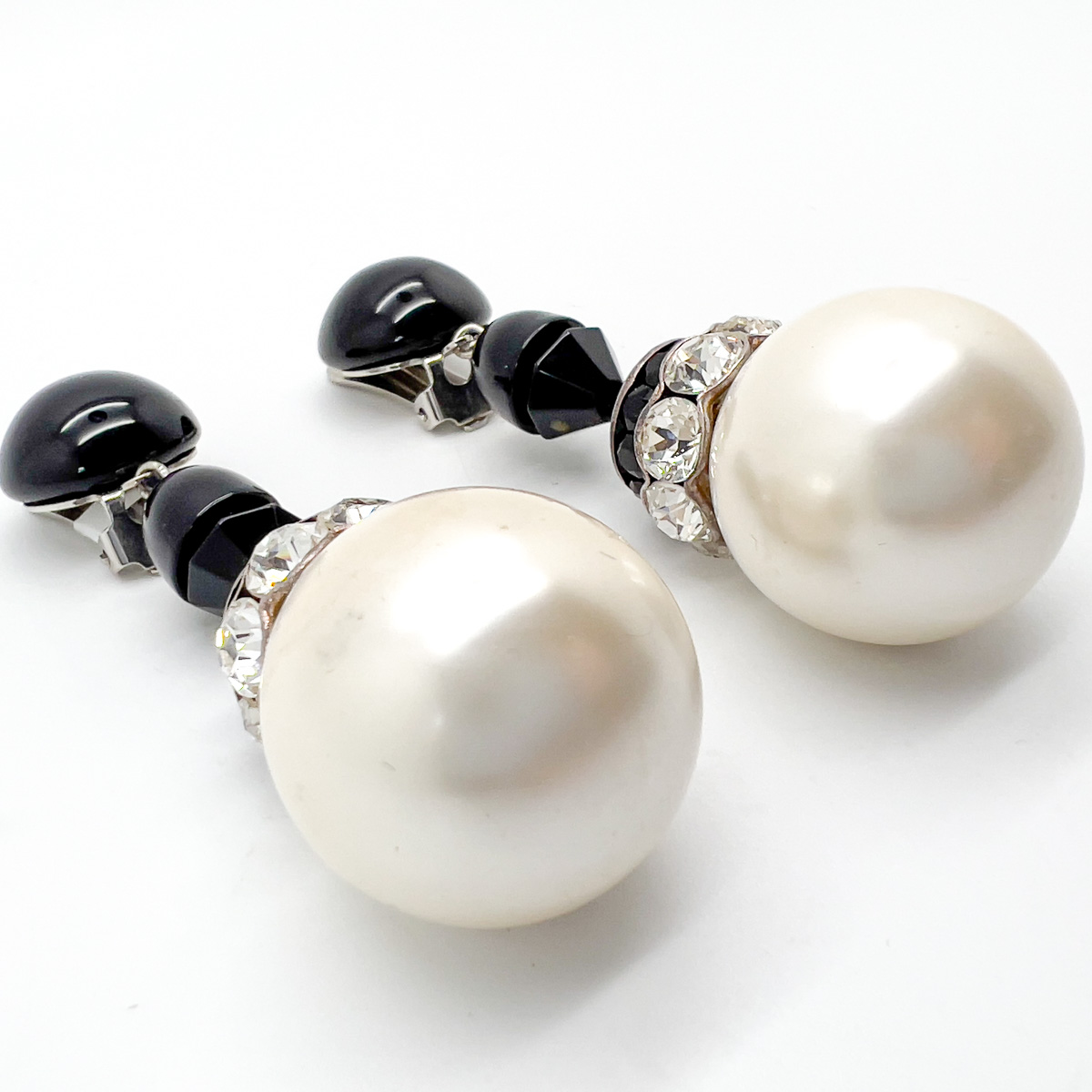 Jennifer Gibson Jewellery Drop Earrings 1737 (4) Vintage Giant Pearl Monochrome Drop Earrings