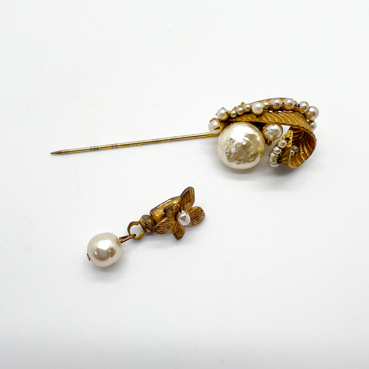 Jennifer Gibson Jewellery Brooch 1759 (11) Vintage Miriam Haskell Pearl Droplet Pin