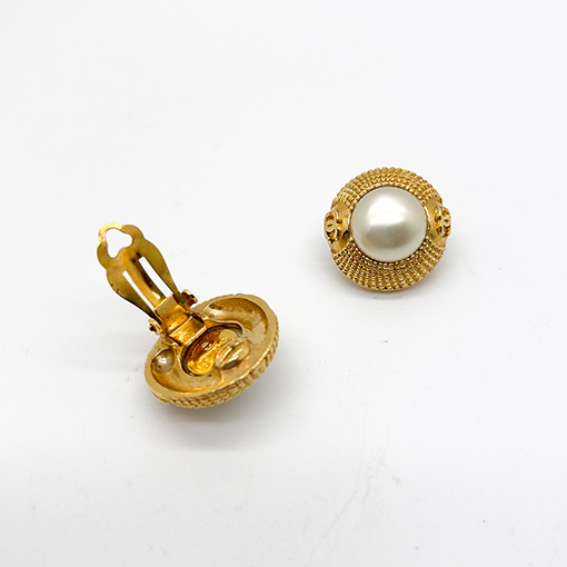 A Collecter's Guide to Vintage Chanel by Jennifer Gibson Jewellery All Rights Inc