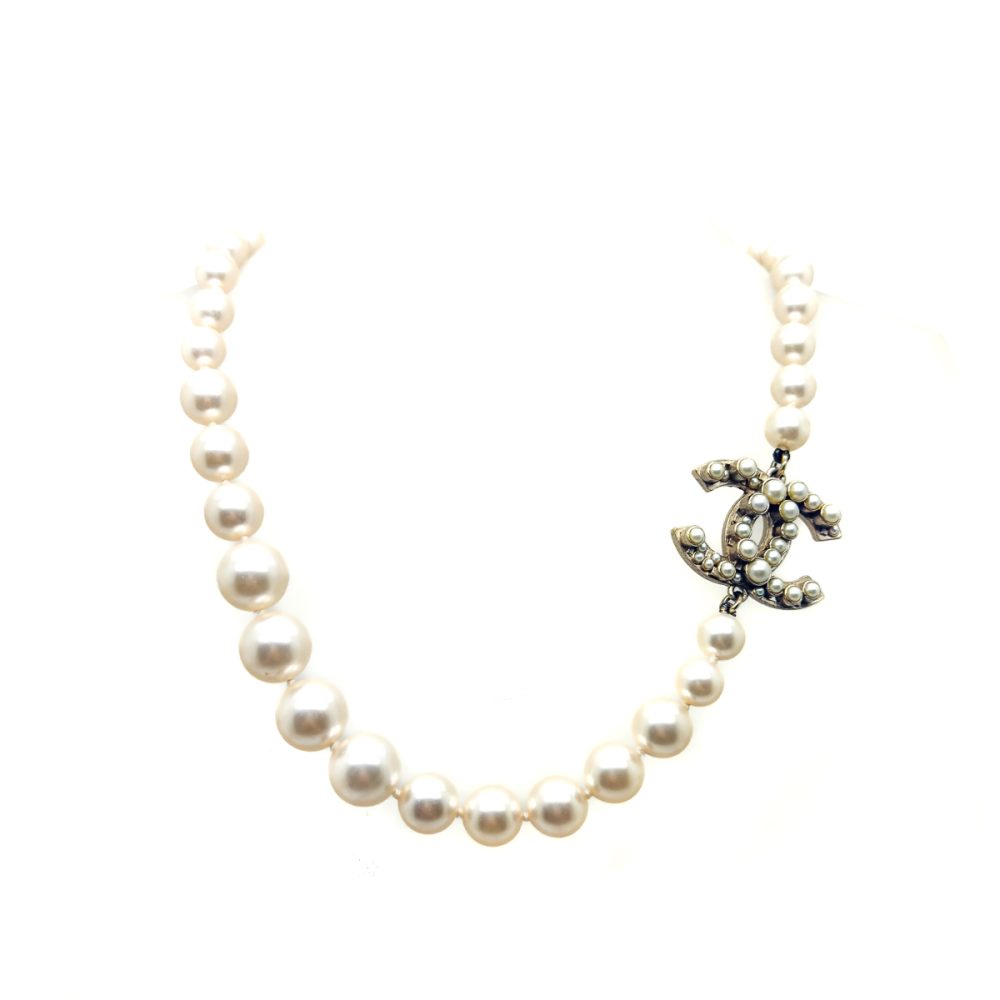 Preloved Chanel Pearl CC Logo Necklace